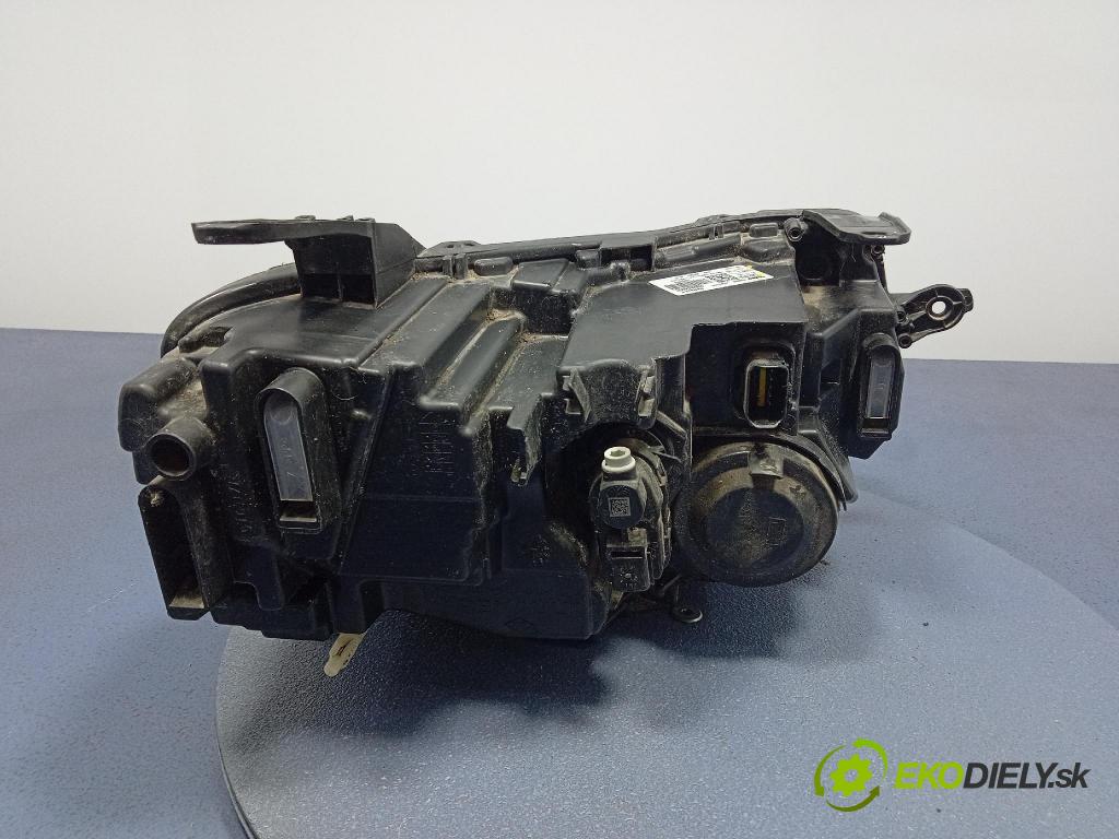 Dacia Duster 0 Reflektor: v pravo: