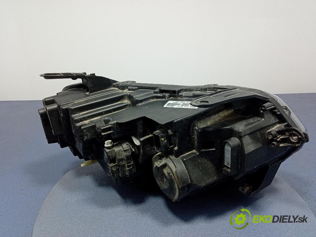Dacia Duster 0 Reflektor: v pravo: