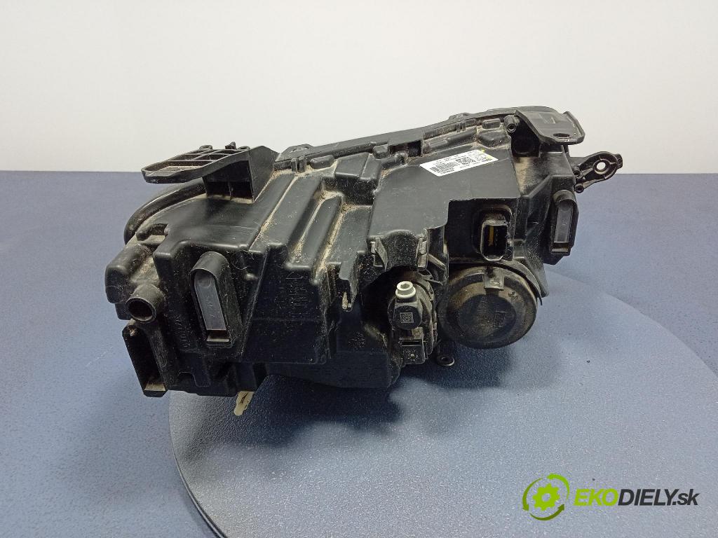 Dacia Duster 0 Reflektor: v pravo: