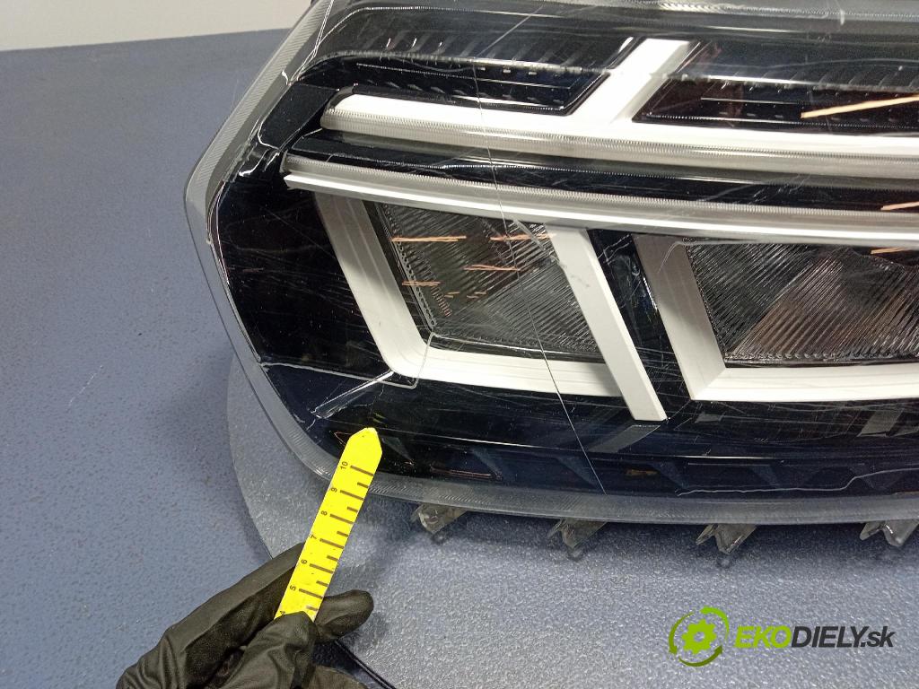 Dacia Duster 0 Reflektor: v pravo: