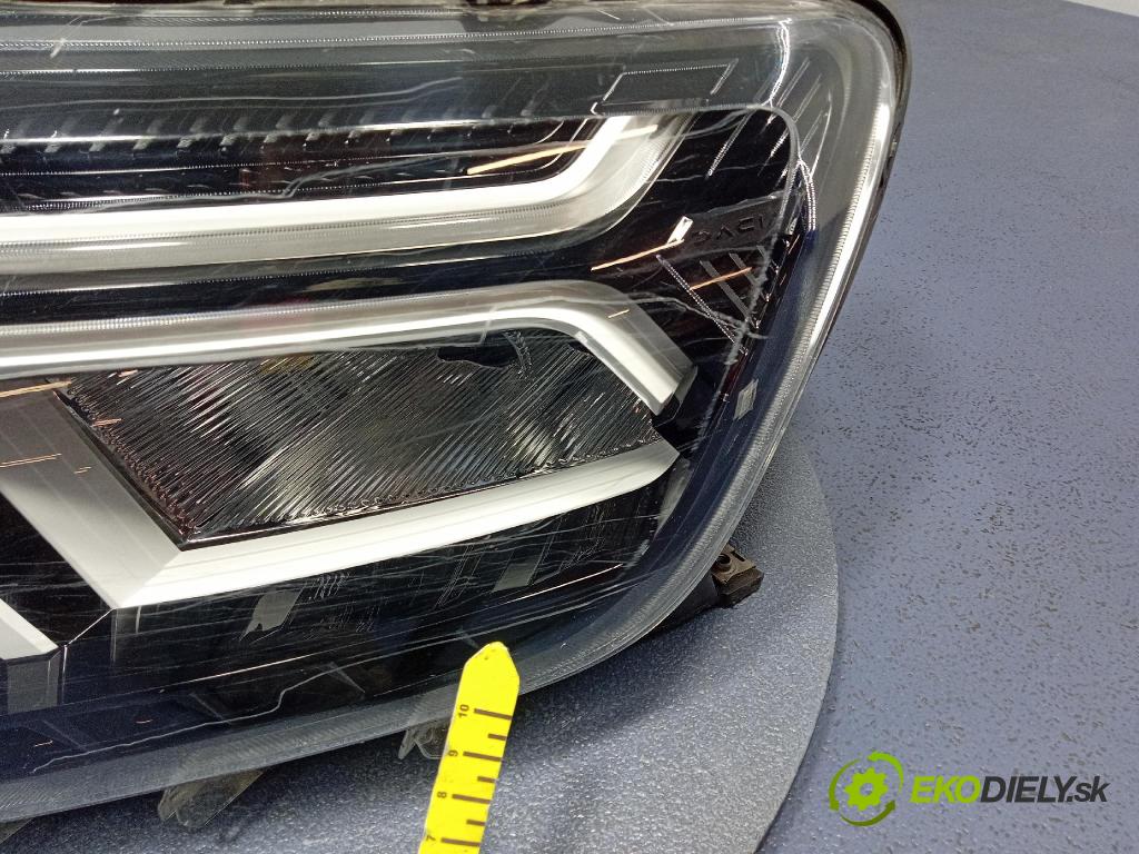 Dacia Duster 0 Reflektor: v pravo: