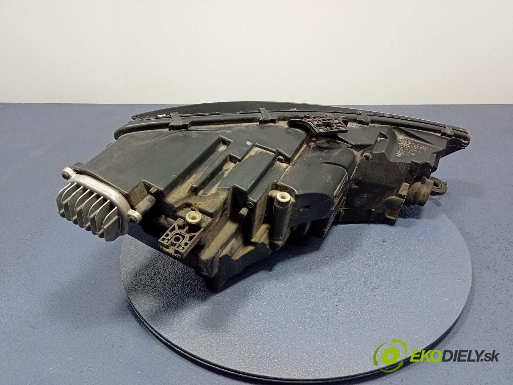 Audi A4 0 Reflektor: Vľavo:
