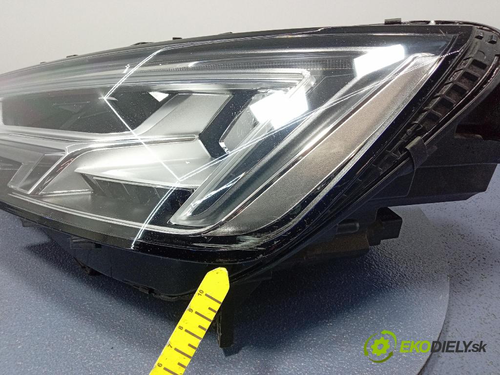 Audi A4 0 Reflektor: Vľavo: