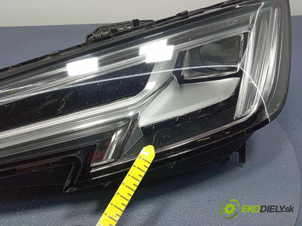 Audi A4 0 Reflektor: Vľavo: