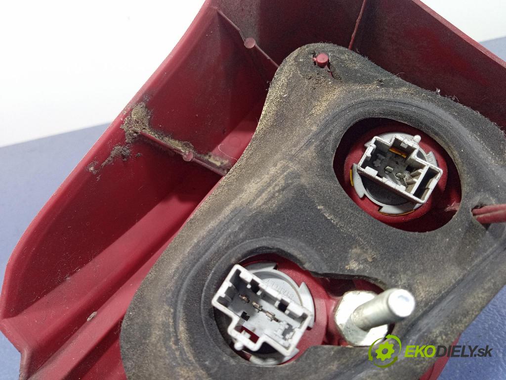 Mazda 2 2003 svetlo / reflektor zad Prava: Vonkajsia: