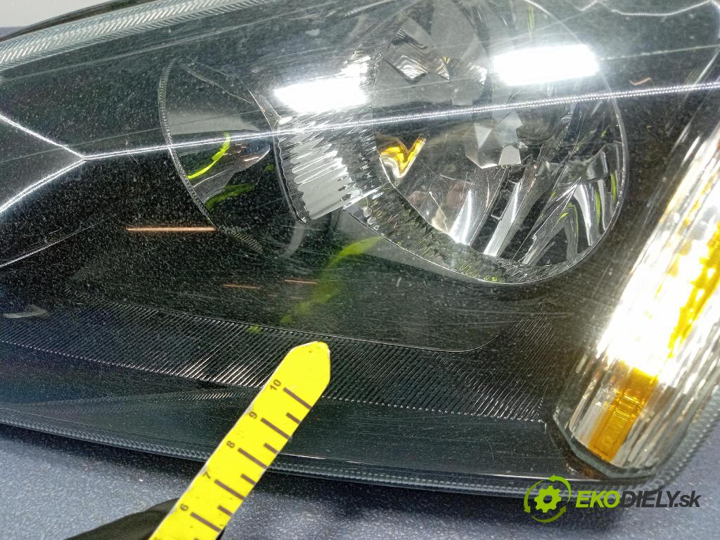 Ford Focus 2005 Reflektor: Vľavo: