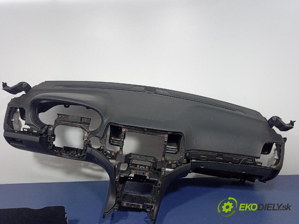 Jeep Grand Cherokee 2014 kokpit,pristrojová doska