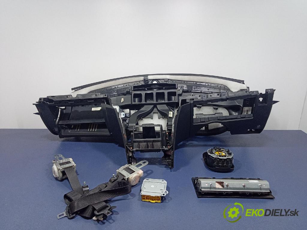 Jeep Grand Cherokee 2014 kokpit,pristrojová doska