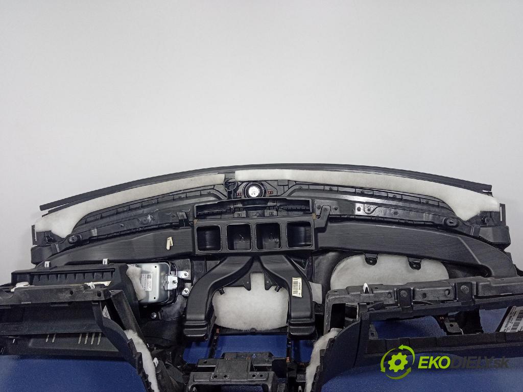 Jeep Grand Cherokee 2014 kokpit,pristrojová doska