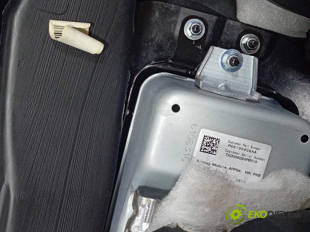 Jeep Grand Cherokee 2014 kokpit,pristrojová doska
