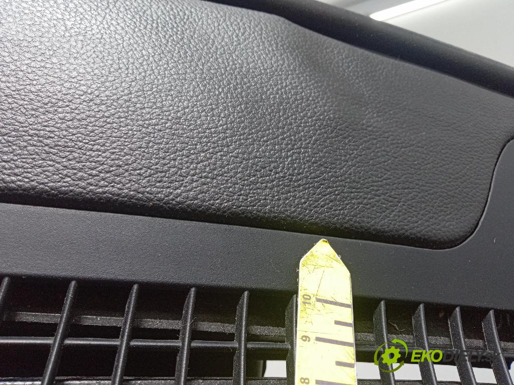 Jeep Grand Cherokee 2014 kokpit,pristrojová doska