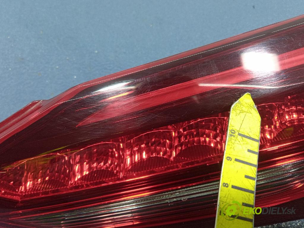 Infiniti Infiniti q50 2018 svetlo / reflektor zad Prava: Vnútri: