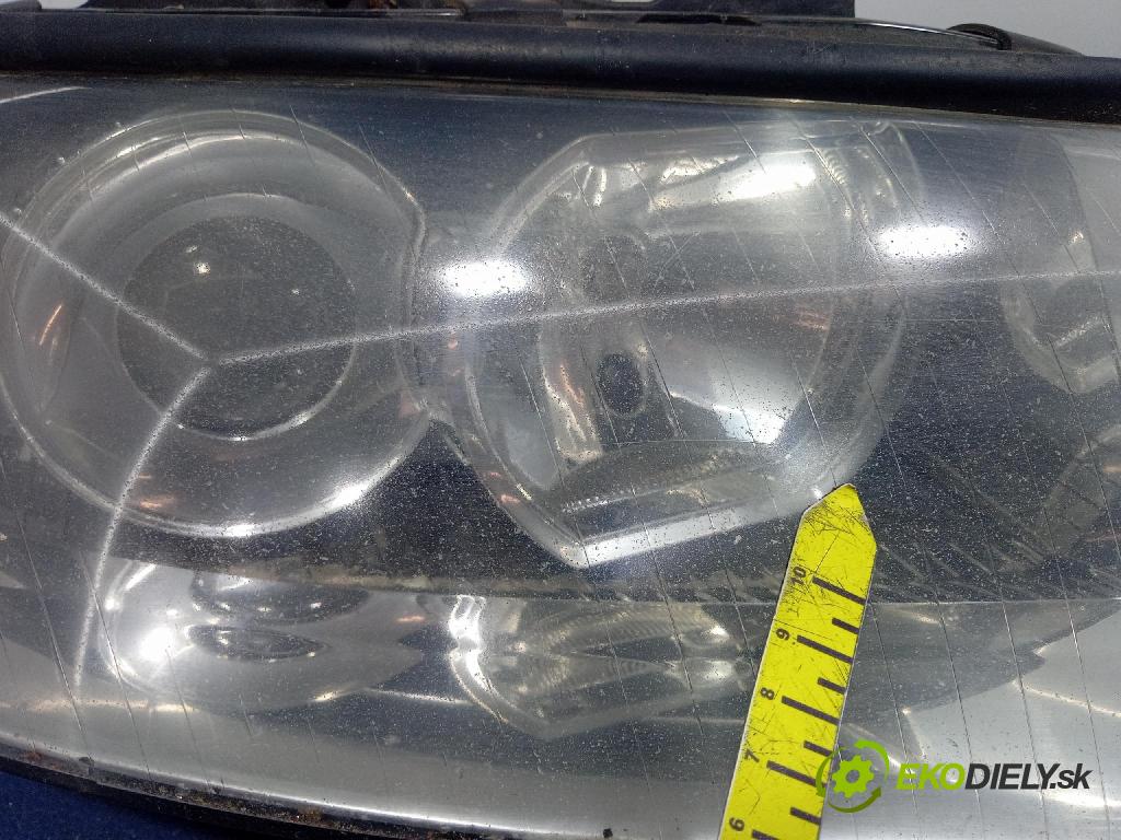Audi A4 2003 Reflektor: v pravo: 8E0941004F