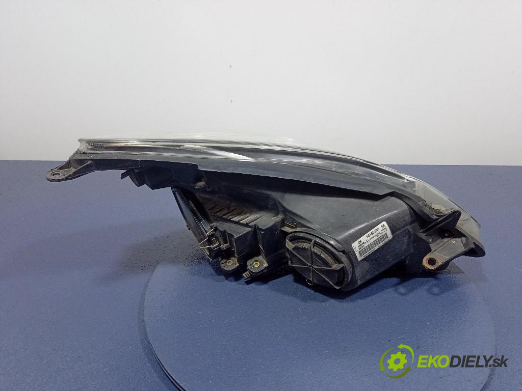 Opel Corsa 2010 Reflektor: Vľavo: 13186385
