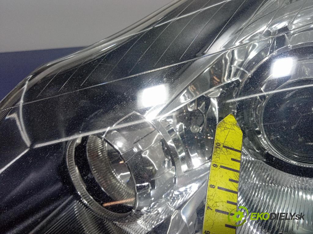 Opel Corsa 2010 Reflektor: Vľavo: 13186385