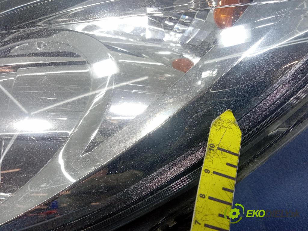 Opel Corsa 2010 Reflektor: Vľavo: 13186385