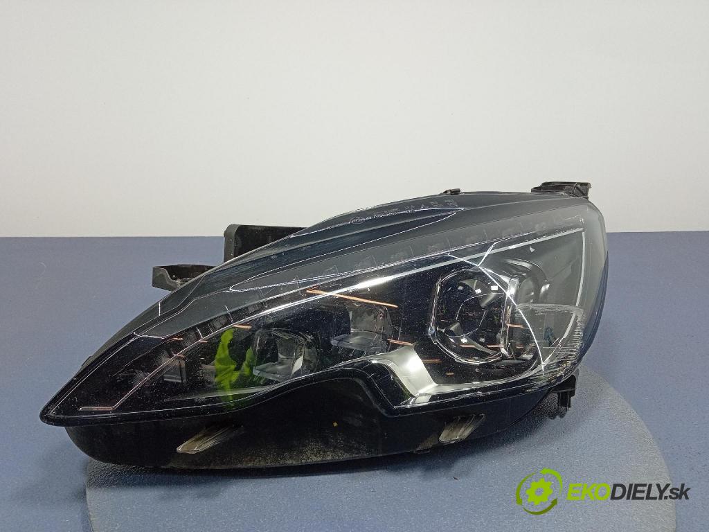 Peugeot 308 0 Reflektor: Vľavo: