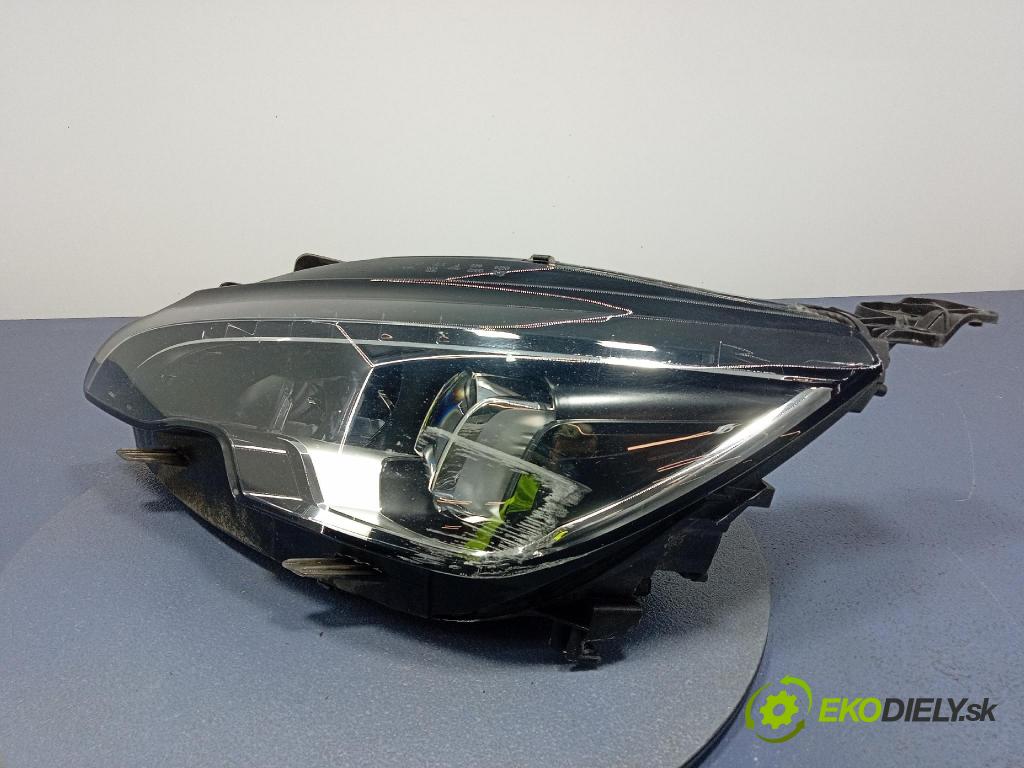 Peugeot 308 0 Reflektor: Vľavo: