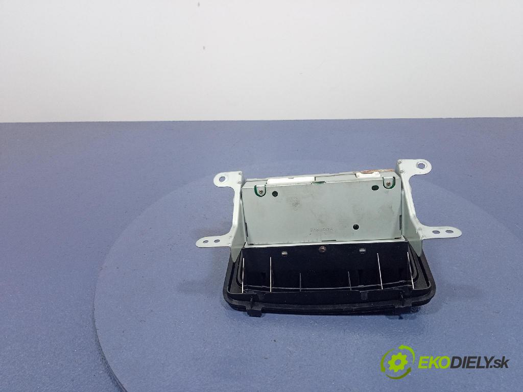 Toyota Yaris ve 2000 Radio I Navigácia: