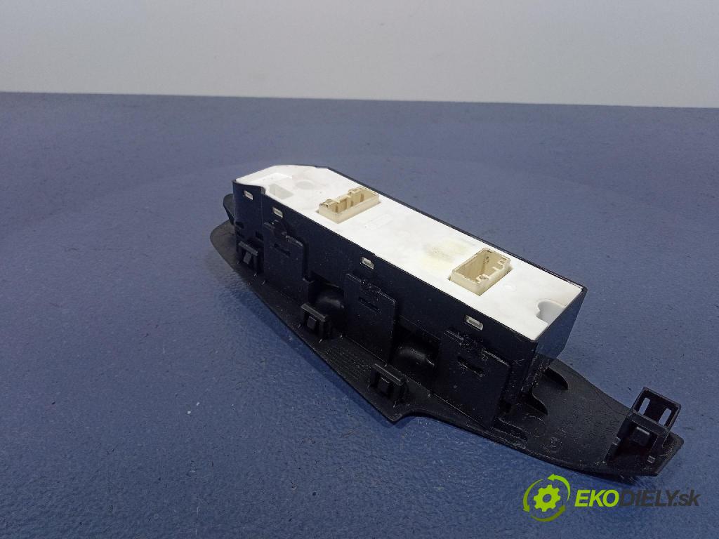 Mazda 3 2015 prepínač Okná: BJS7684L6