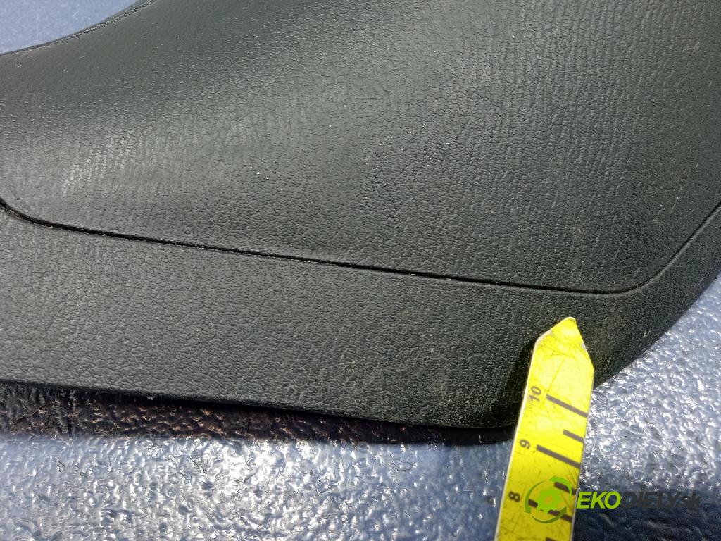 Mazda 3 2015 kryt Plast: Interiéry: