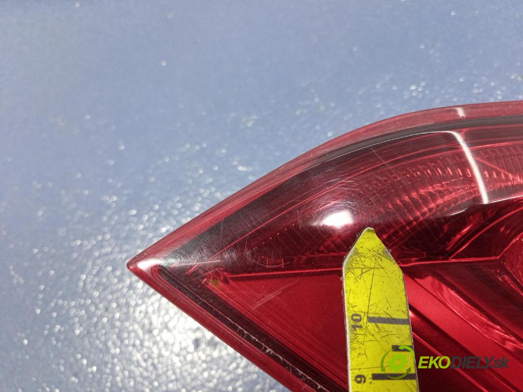 Toyota Camry 2020 svetlo / reflektor zad Prava: Vnútri: 33-240