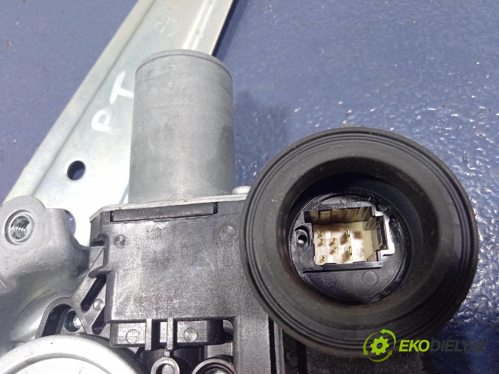 Toyota Camry 2020 mechanizmus okna Okná: zad v pravo: 85720-33300