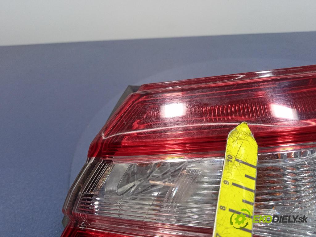 Toyota Camry 2020 svetlo / reflektor zad Prava: Vonkajsia: