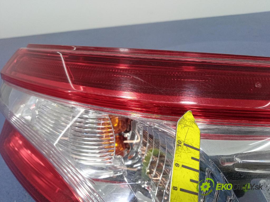 Toyota Camry 2020 svetlo / reflektor zad Prava: Vonkajsia: