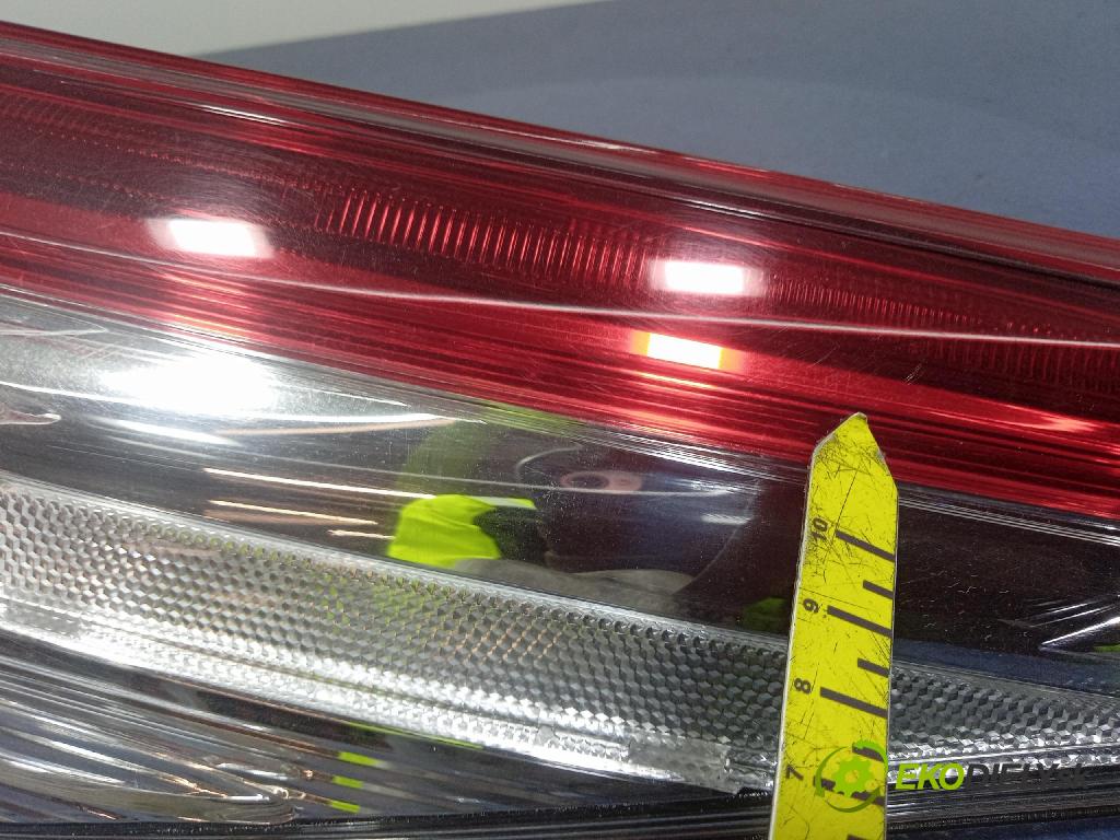 Toyota Camry 2020 svetlo / reflektor zad Prava: Vonkajsia: