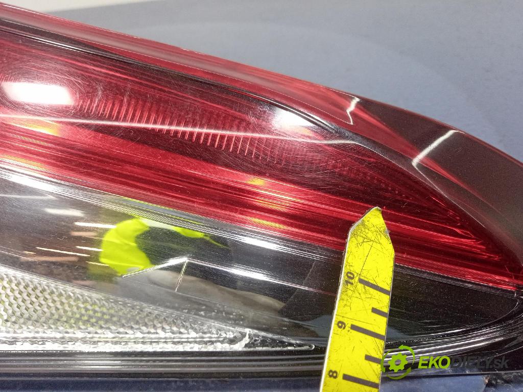 Toyota Camry 2020 svetlo / reflektor zad Prava: Vonkajsia: