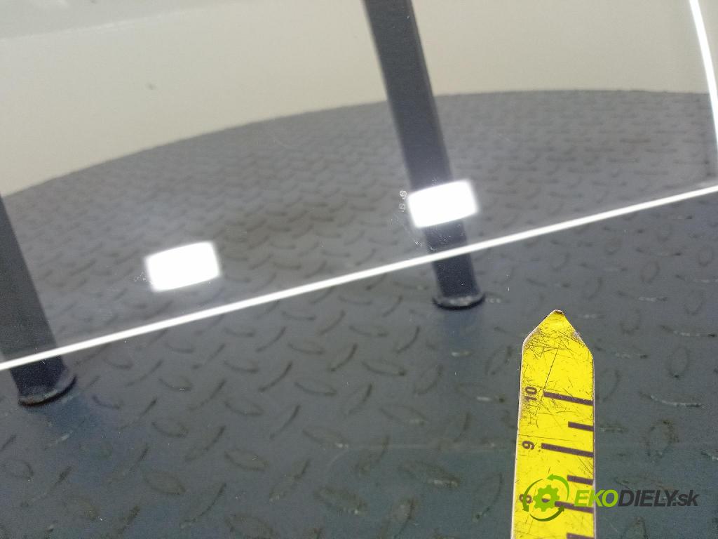 Toyota Camry 2020 sklo dvere Predné Prava: 