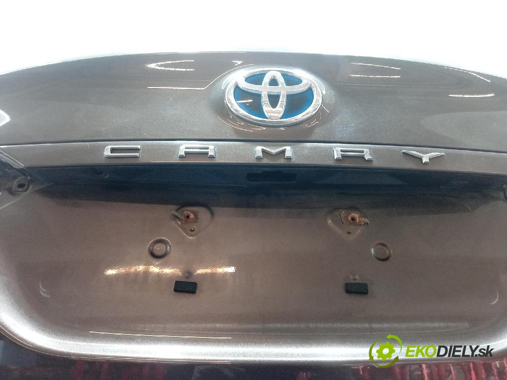 Toyota Camry 2020 zadna dveře kufra: kufra: