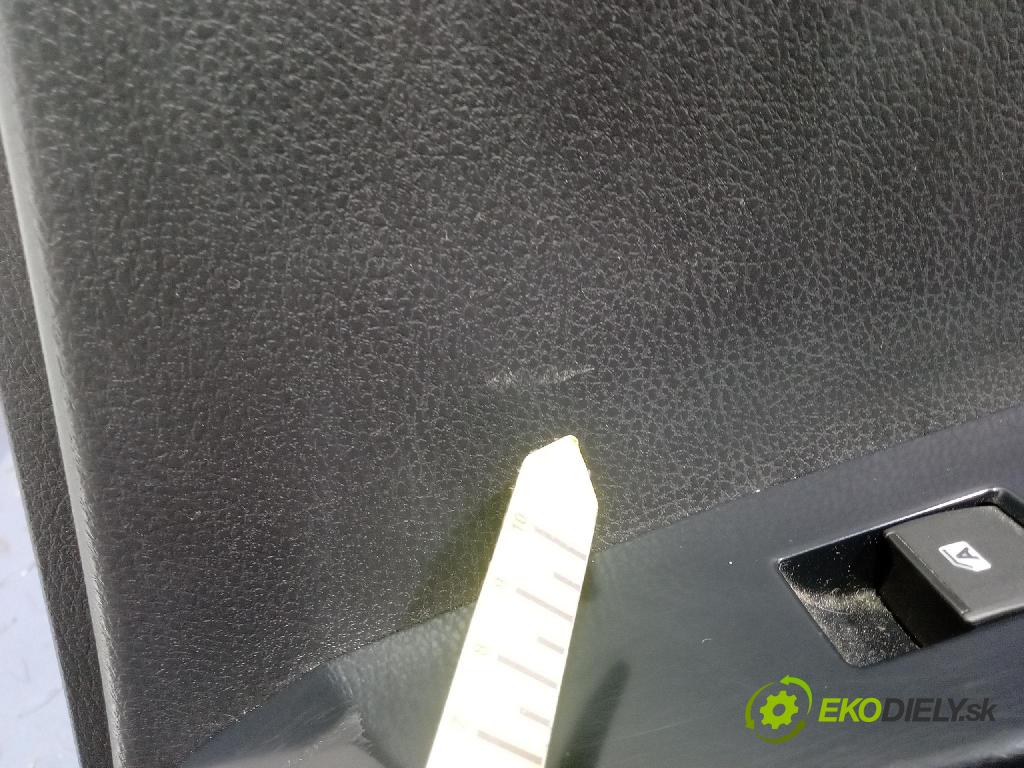 Toyota Camry 2020 Čalounictví: dvere zad Prava: