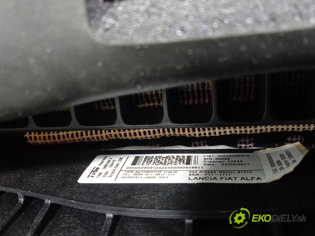 Alfa romeo Giulietta 2011 kokpit,pristrojová doska