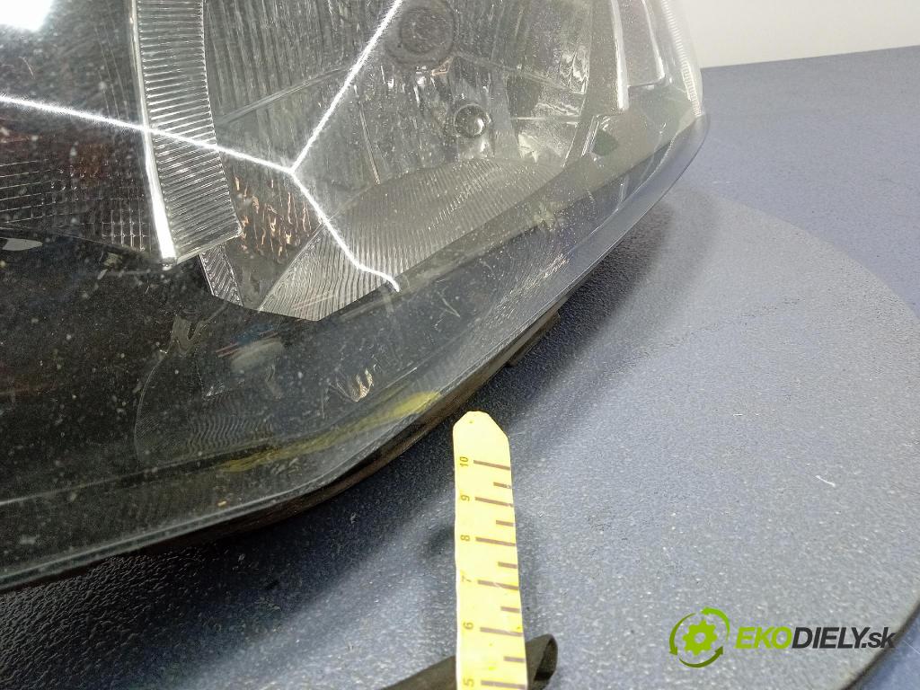 Skoda Fabia 0 Reflektor: Vľavo: