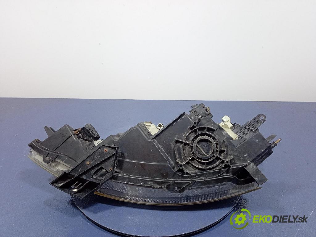 Mitsubishi Grandis 2005 Reflektor: v pravo: