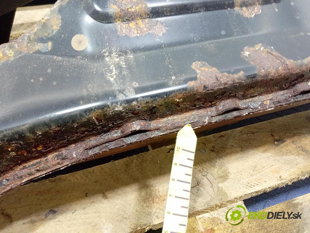 Mitsubishi Grandis 2005 výstuha Pozastavenia: zad