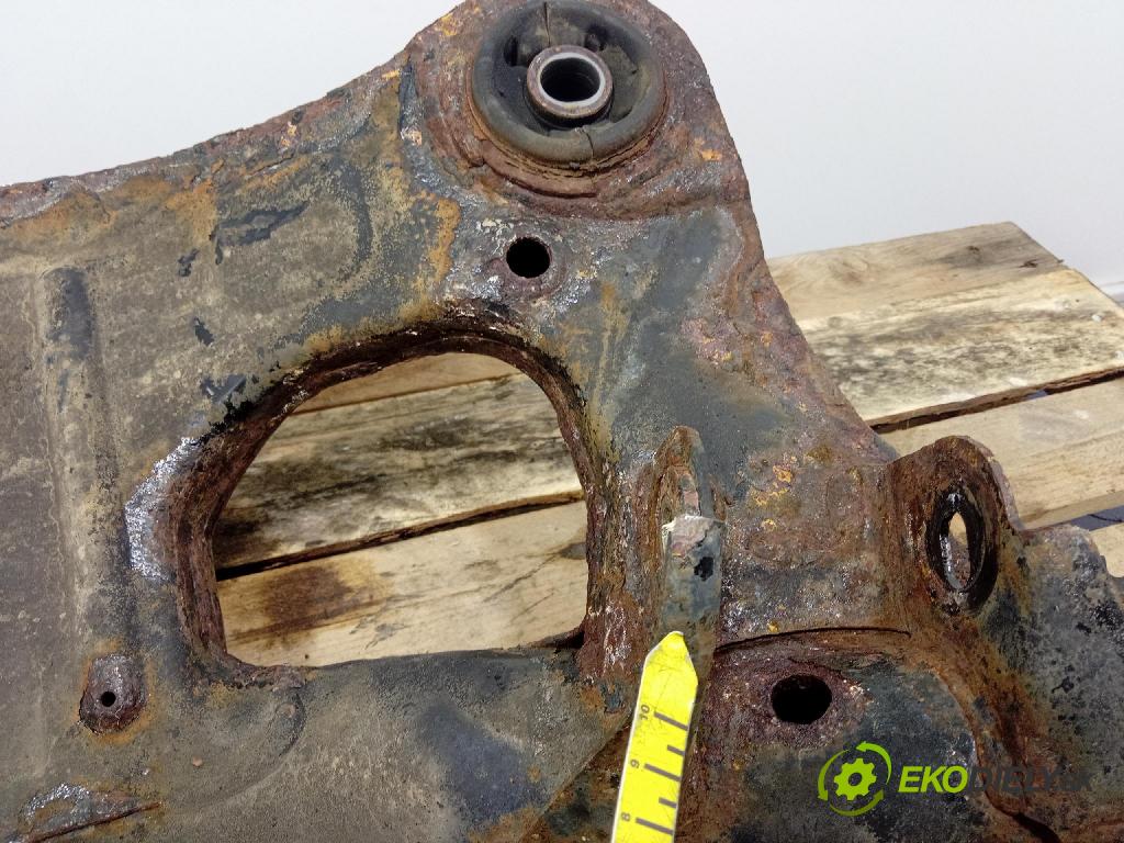 Mitsubishi Grandis 2005 výstuha Pozastavenia: zad