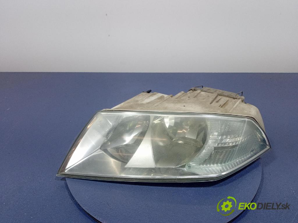 Skoda Octavia 2006 Reflektor: Vľavo: