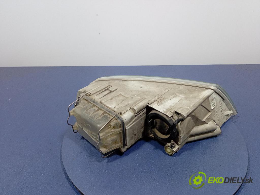 Skoda Octavia 2006 Reflektor: Vľavo: