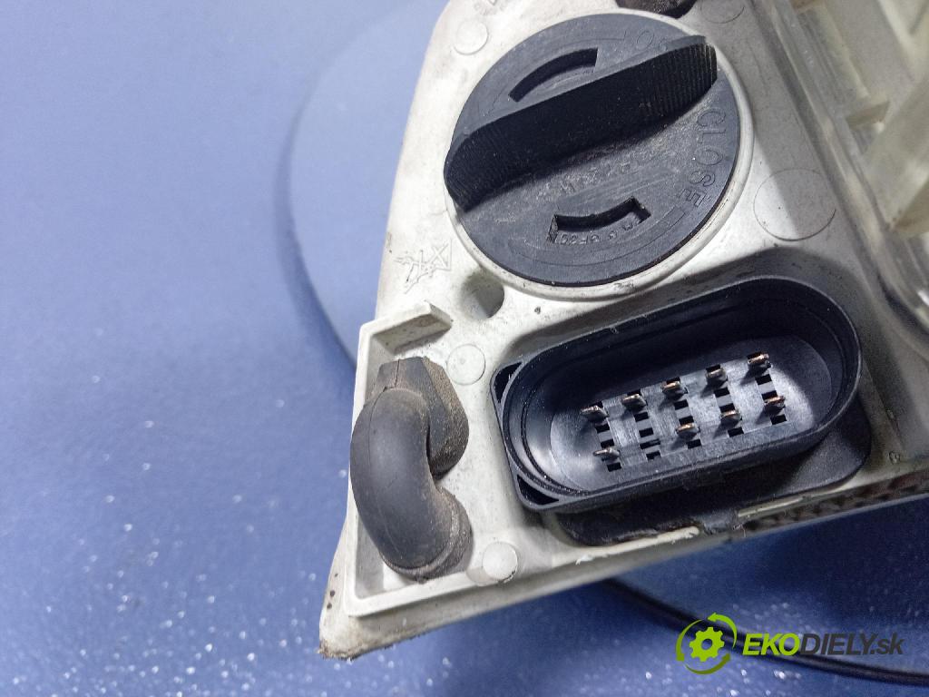 Skoda Octavia 2006 Reflektor: Vľavo: