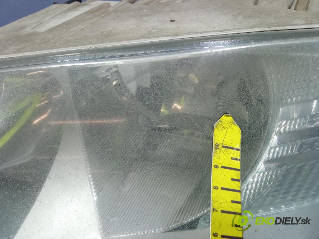 Skoda Octavia 2006 Reflektor: Vľavo: