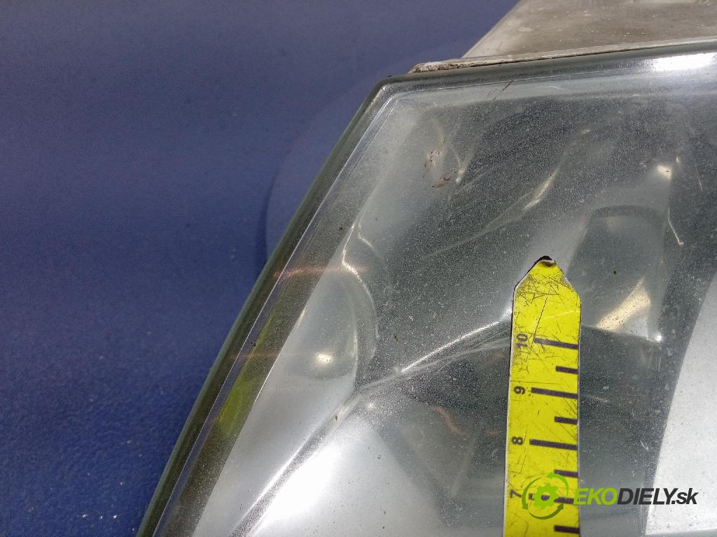 Skoda Octavia 2006 Reflektor: Vľavo: