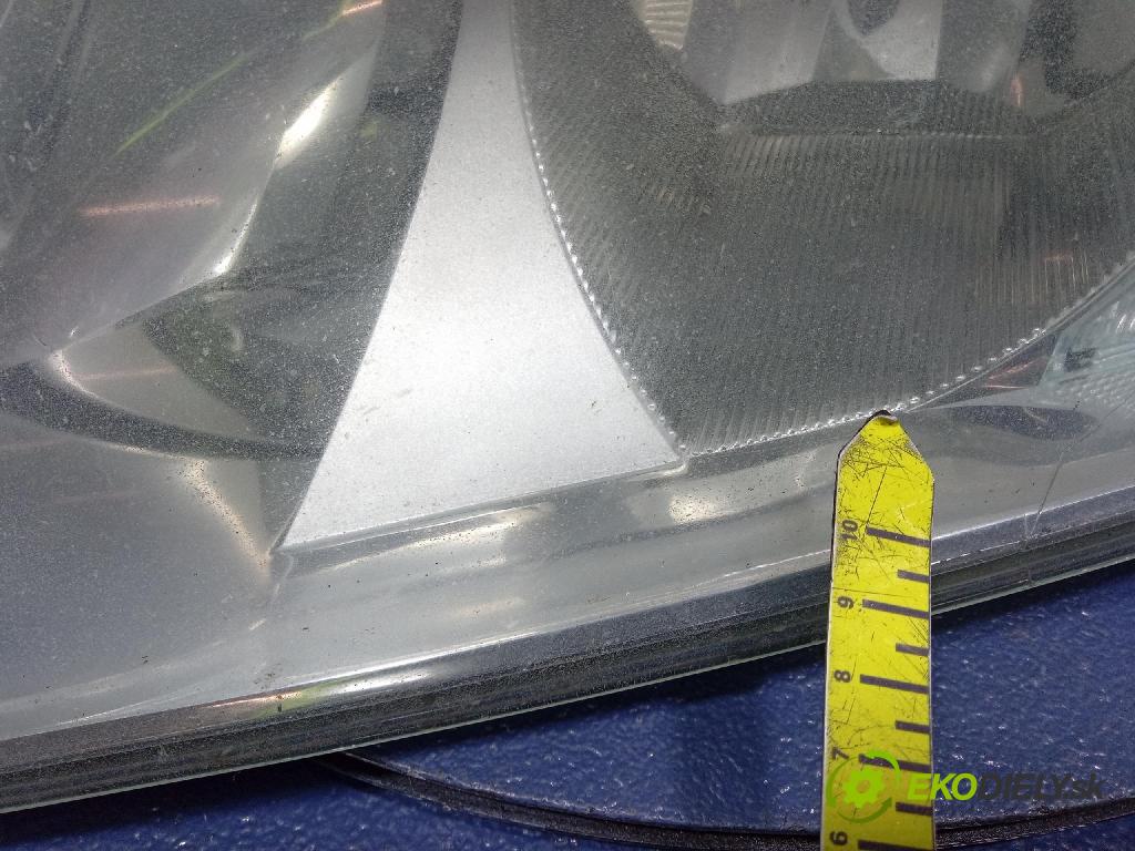 Skoda Octavia 2006 Reflektor: Vľavo: