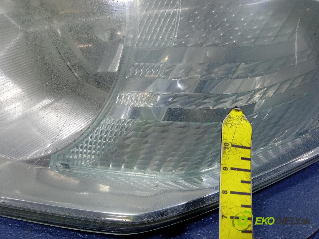 Skoda Octavia 2006 Reflektor: Vľavo: 