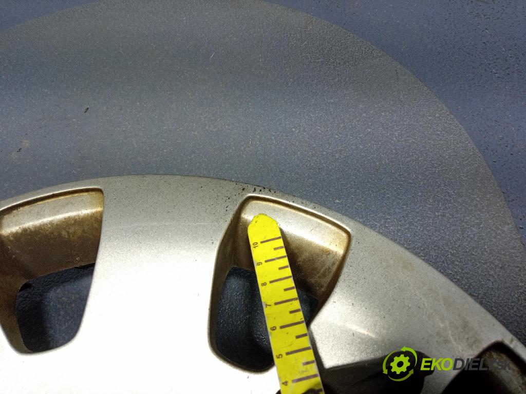 Skoda Octavia 2006 puklica kola: 1U0601147G