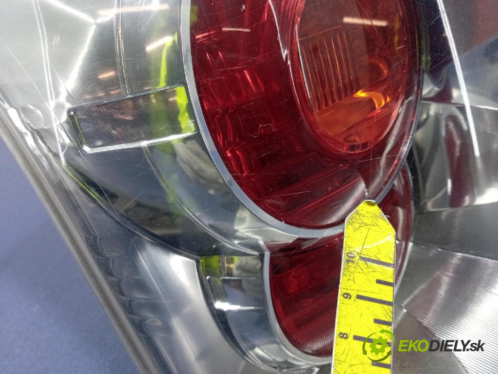 Toyota Corolla verso 2005 svetlo / reflektor zad ľavá Vonkajsia: