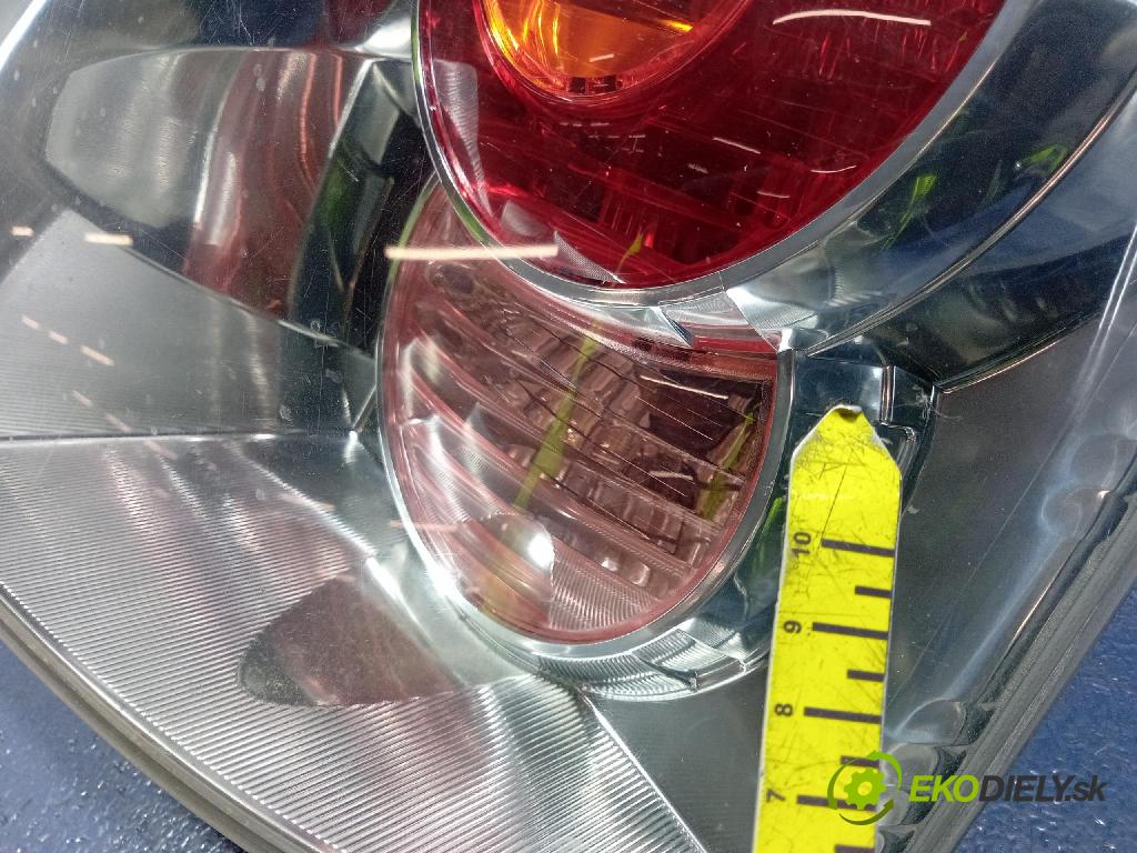 Toyota Corolla verso 2005 svetlo / reflektor zad Prava: Vonkajsia: