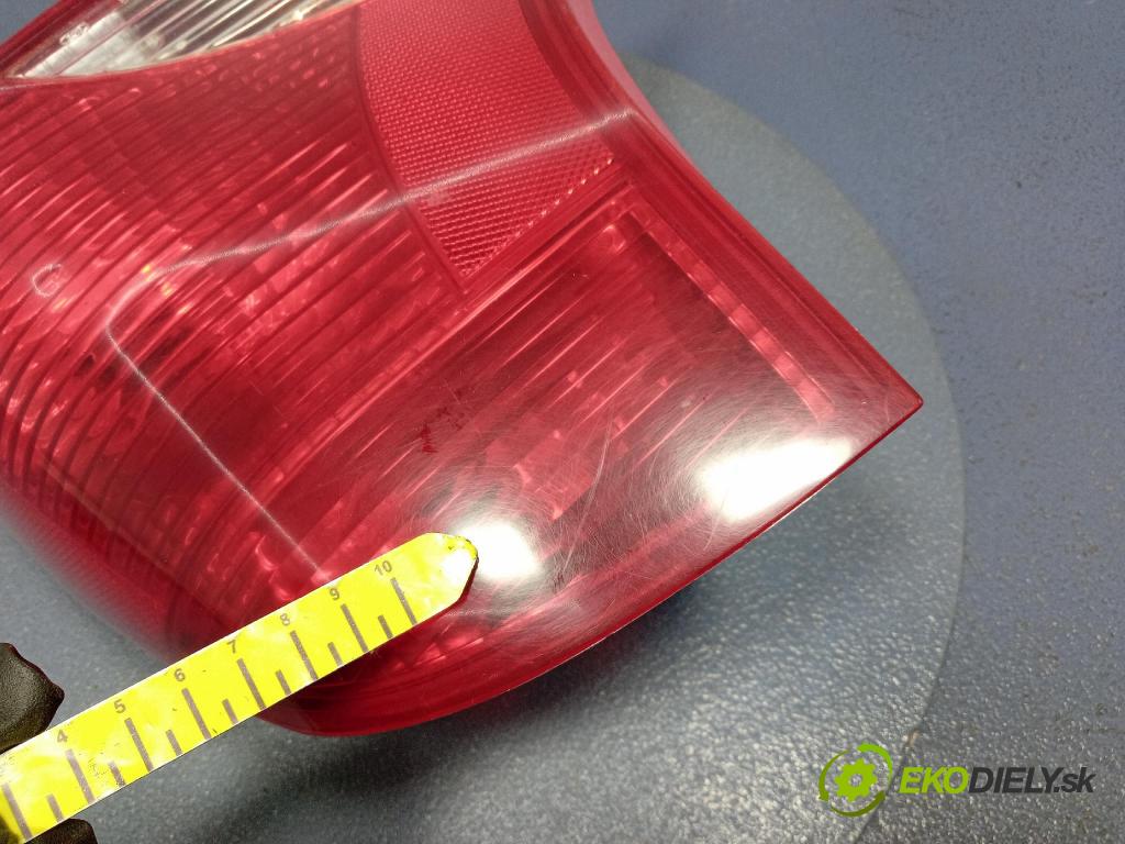 Ford Focus 2000 svetlo / reflektor zad Prava: Vonkajsia: